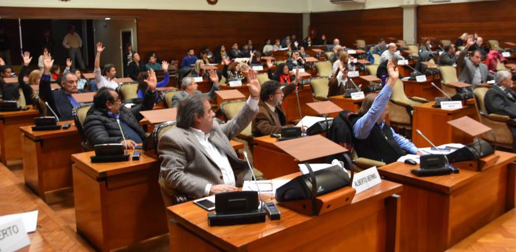 Con todas las manos en alto, el bloque oficialista y sus aliados aportaron para la sanción de la ley Nº 6.125 de "Autorización para Financiamiento y Desarrollo del Proyecto Solar Fotovoltaico Distribuido de la Provincia de Jujuy".