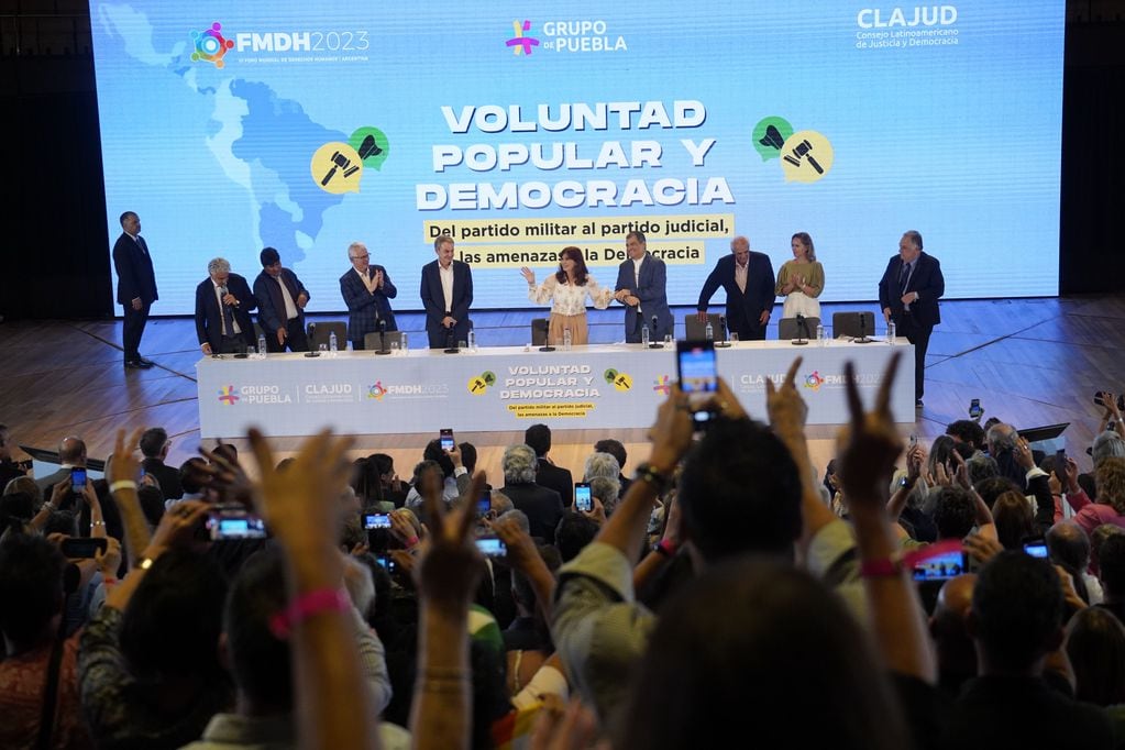 Cristina Kirchner y el panel que estuvo en el CCK. Foto: Clarín