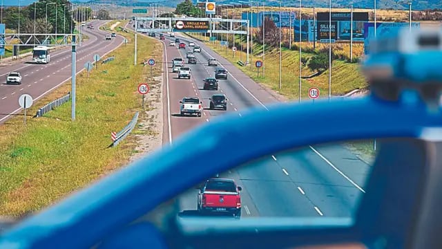 Rumbo a las sierras. Ayer, la autopista de Córdoba a Villa Carlos Paz y el Valle de Punilla registró un intenso tráfico de ida. (José Hernández)