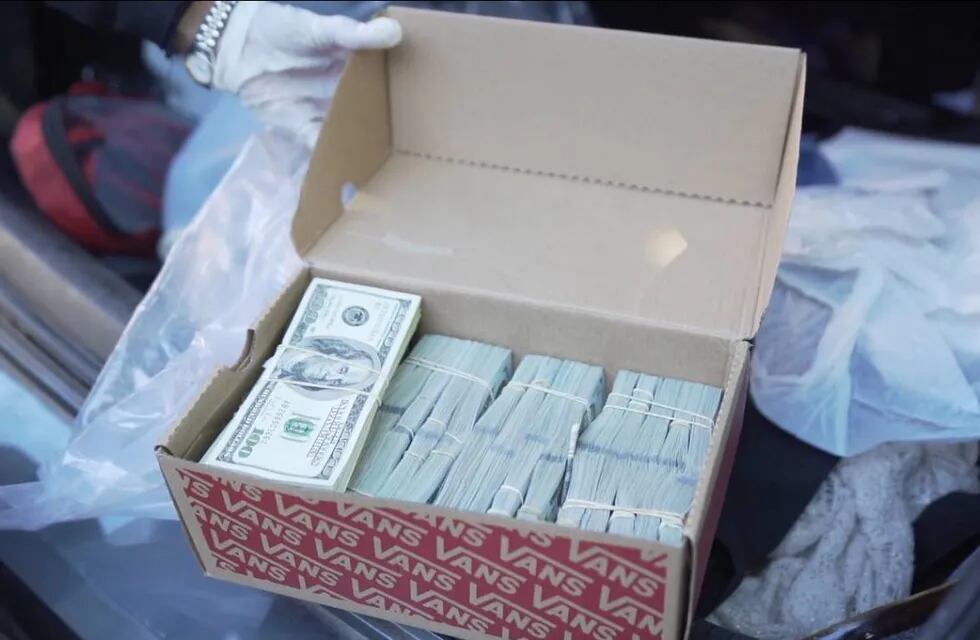 Parte del efectivo en moneda estadounidense había sido escondido en cajas dentro del baúl de un auto de alta gama.