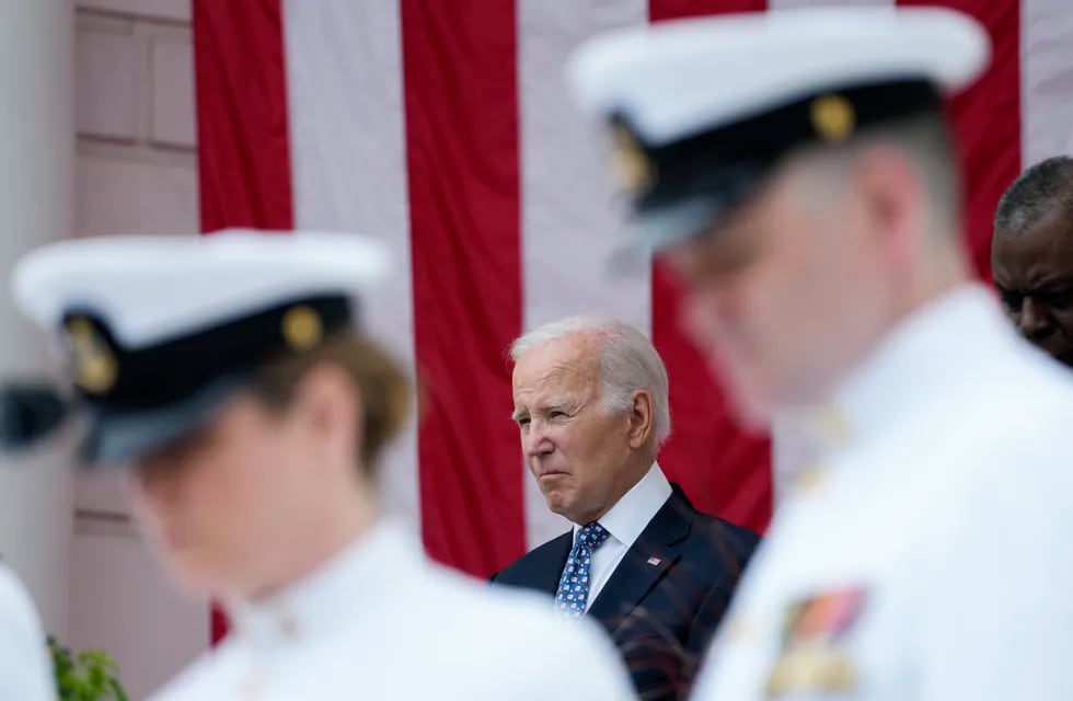 Otra vez: Joe Biden se cayó tras dar un discurso y debió ser asistido. Foto: AP / Susan Walsh.