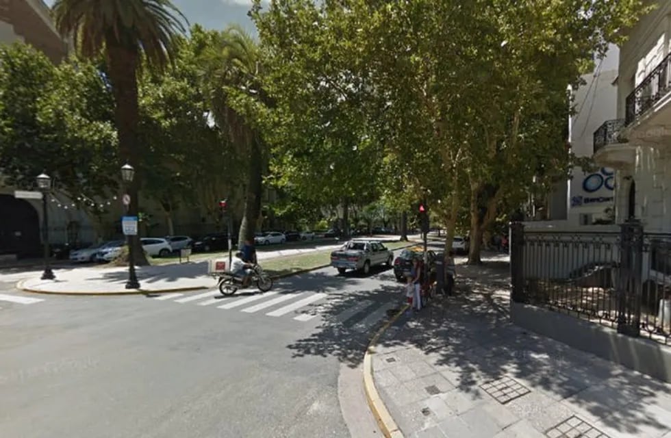 El conductor del vehículo fue obligado a seguir viaje desde el centro hacia barrio Echesortu. (Google Street View)