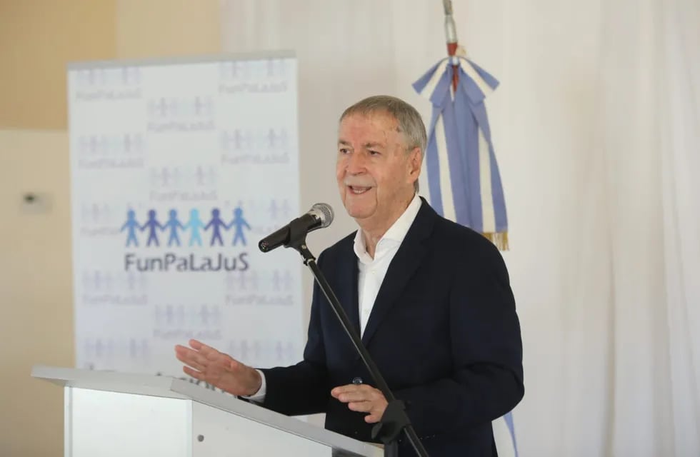 El candidato a presidente Juan Schiaretti comenzó su cierre de campaña.