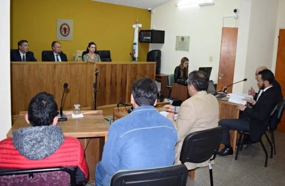 Los acusados (izq.) escuchan el veredicto del tribunal. Foto: Prensa Poder Judicial San Luis.