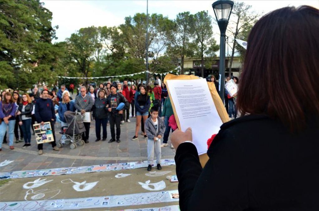 Anuncio de la identidad de Elba Rosa Navarro Iriarte en la Ronda de la Memoria 2019 de Alta Gracia
