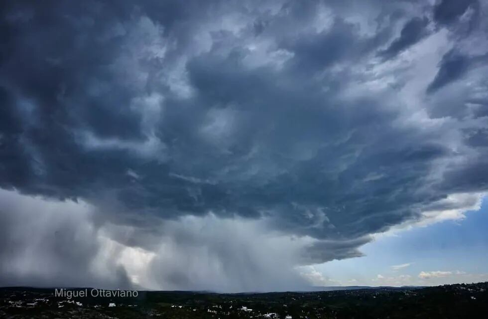 Impresionante fotografía de la tormenta formándose en el cielo este lunes en Carlos Paz. Imagen captada por el lente de un profesional. (Foto: @miguelottaviano).