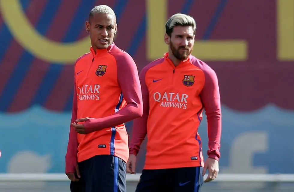 FC Barcelona's Lionel Messi, right, and Neymar attend a training session at the Sports Center FC Barcelona Joan Gamper in Sant Joan Despi, Spain, Friday, Oct. 14, 2016. (AP Photo/Manu Fernandez)