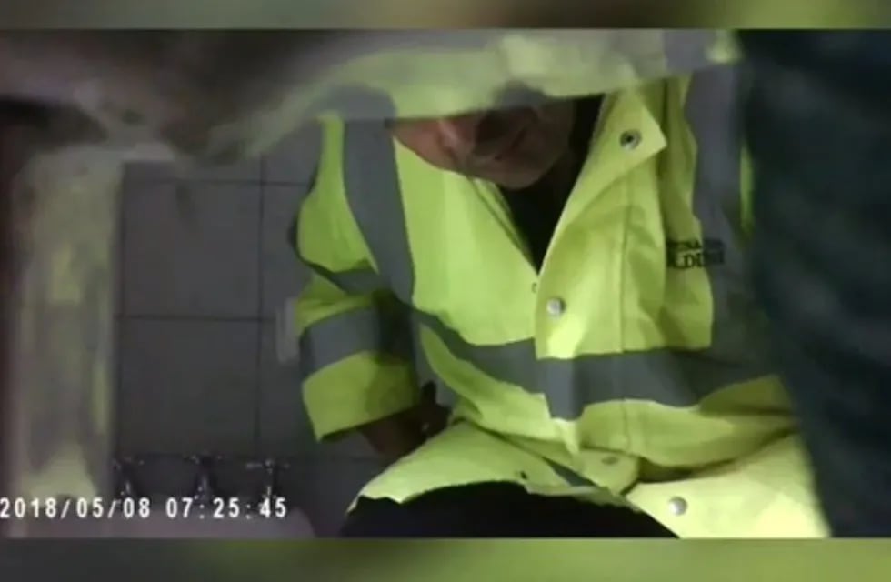 El inspector de Soldini quedó escrachado en un video instalando la cámara en el baño. (Captura de pantalla)