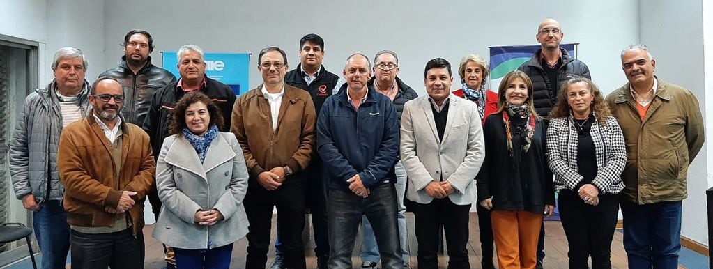 Luis Alonso, al centro, junto a demás integrantes de la comisión directiva de la Unión Empresarios de Jujuy.