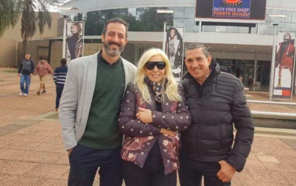 Susana Giménez de visita de compras en el Duty Free de Iguazú, acompañada por dos directivos del mismo. Salió encantada. (Facebook de González Piró.)