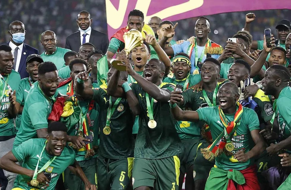 Senegaleses festejan la victoria de Senegal por la Copa Africana en Las Grutas.
