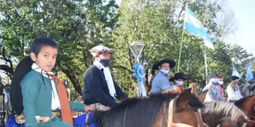 Agrupaciones tradicionalistas hicieron la recorrida a caballo en Jardín América