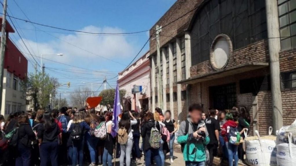 Marcha en reclamo de justicia frente a la denuncia por abuso de una alumna en Cañuelas