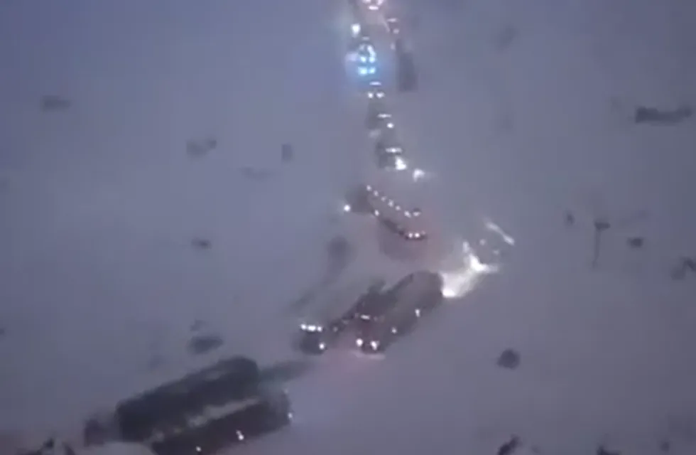 Intentan rescatar a más de 100 vehículos atrapados en Alta Montaña entre Mendoza y Chile por un fuerte temporal.