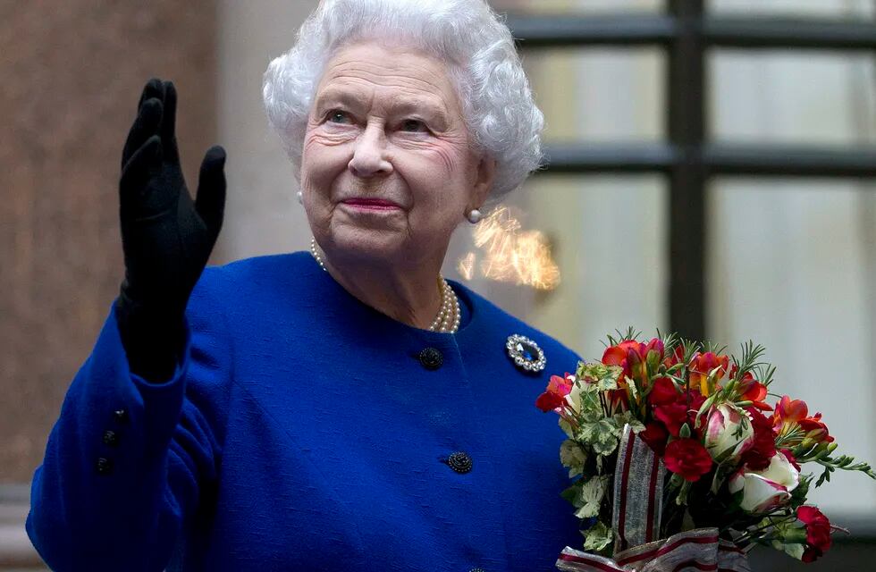 ARCHIVO - En imagen de archivo del martes 18 de diciembre de 2012, la reina Isabel II saluda a personal del Ministerio de Relaciones Exteriores y de la Mancomunidad de Naciones al final de una visita oficial en Londres. (AP Foto/Alastair Grant Pool, archivo)