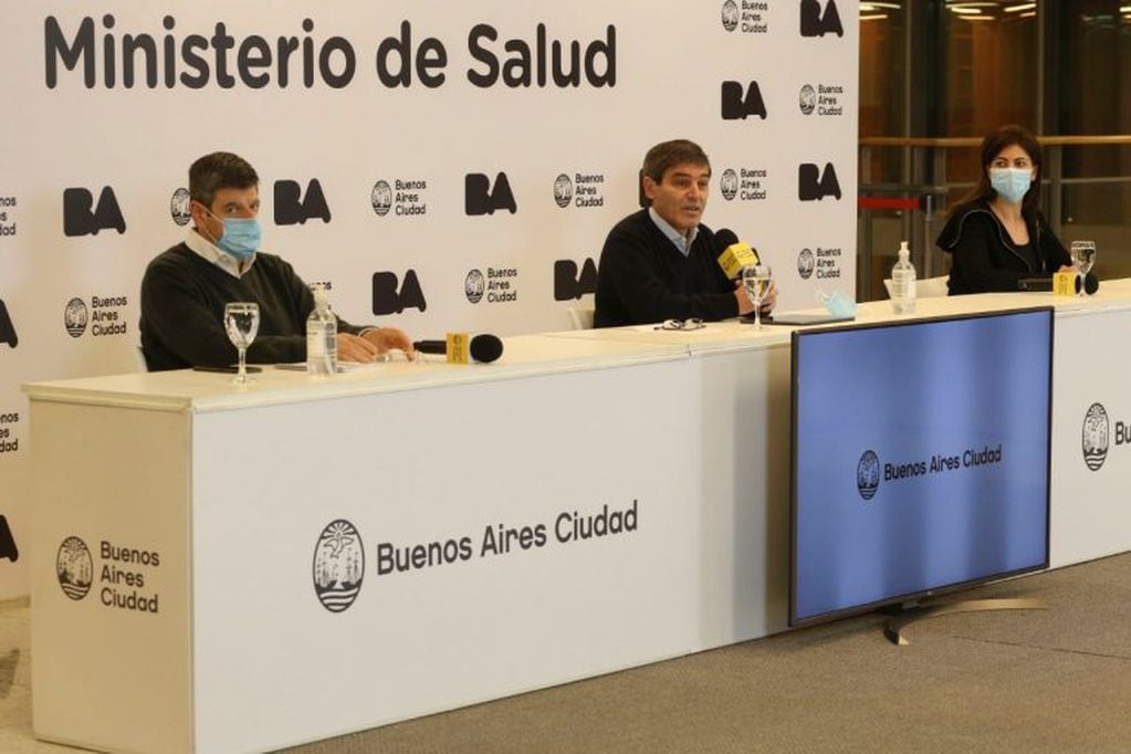 El ministro de Salud porteño, Fernán Quirós; el subsecretario de Atención Primaria, Gabriel Battistella, y la directora general de Planificación Operativa, Paula Zingoni (Foto: Prensa GCBA)