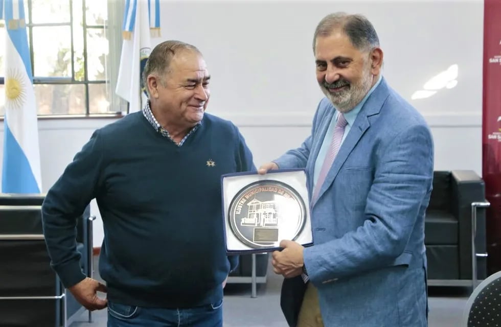 El alcalde de Mejillones (Chile), Marcelino Carvajal, entregó una plaqueta recordatoria de su visita a Jujuy al intendente capitalino Raúl Jorge.