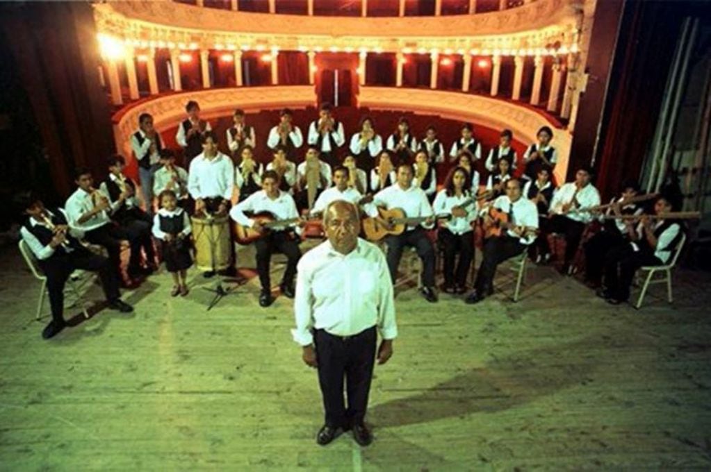El maestro Felipe Fidel Amante, creador y director de la Orquesta de Instrumentos Andinos de la Escuela Superior de Música del ISA.