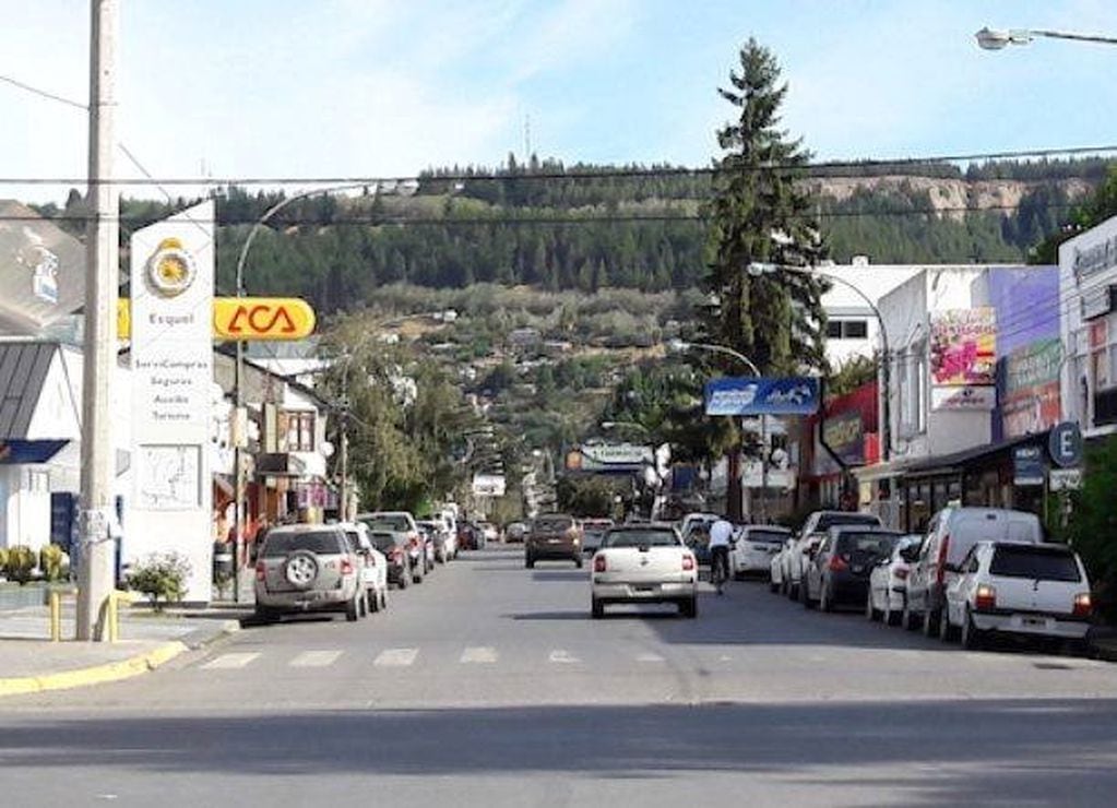 El centro de Esquel se reactiva de a poco con la apertura comercial.