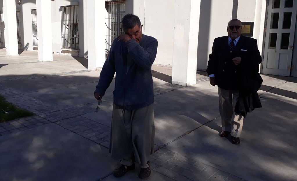 Fernando Yañez a la salida de tribunales luego de ser absuelto de los cargos por abuso.