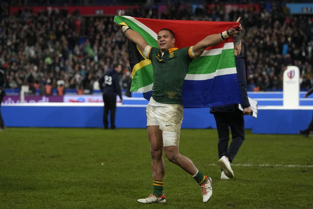 Cheslin Kolbe de Sudáfrica celebra tras vencer a Nueva Zelanda en la final del Mundial de Rugby el sábado 28 de octubre del 2023. (AP Foto/Thibault Camus)