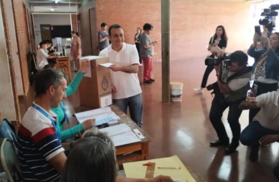 Balotaje 2023: El gobernador de la provincia de Misiones, Oscar Herrera Ahuad, emitió su voto en Posadas.