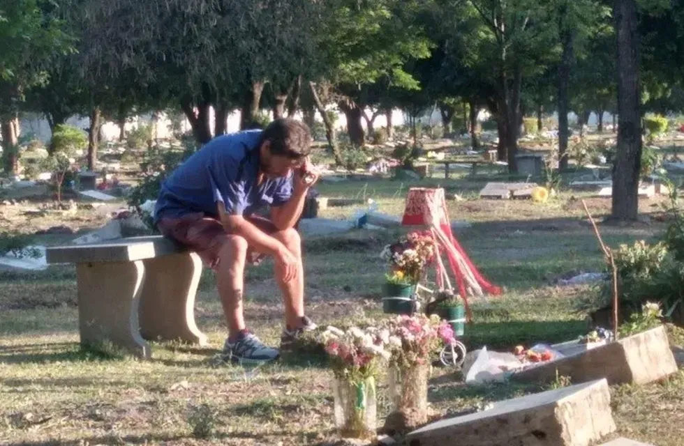 Un papá escucha los partidos del Santo junto a la tumba de su hijo fallecido en 2016.