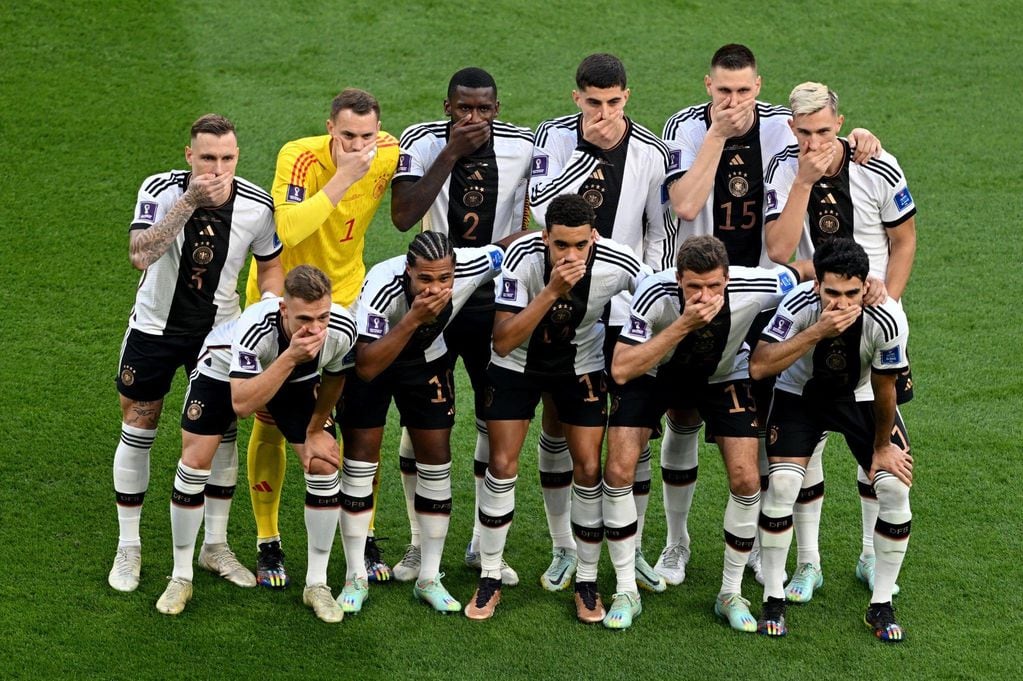 Alemania se llevó la mano a la boca en la foto oficial como protesta (AP)