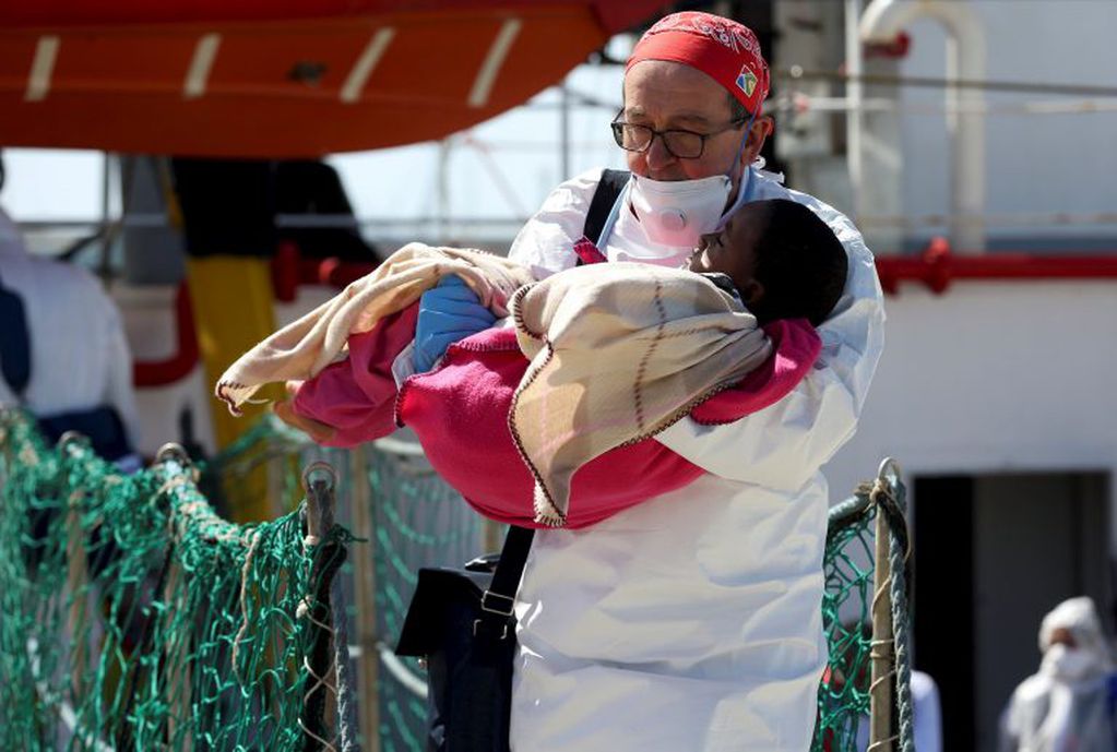 Médicos sin fronteras ayuda a desembarcar refugiados de un barco en Sicilia (MSF)