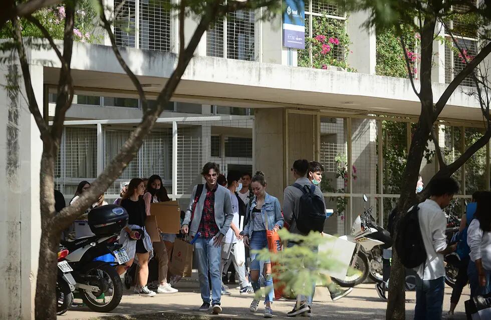 Movimiento de estudiantes universitarios en la Ciudad Universitaria.