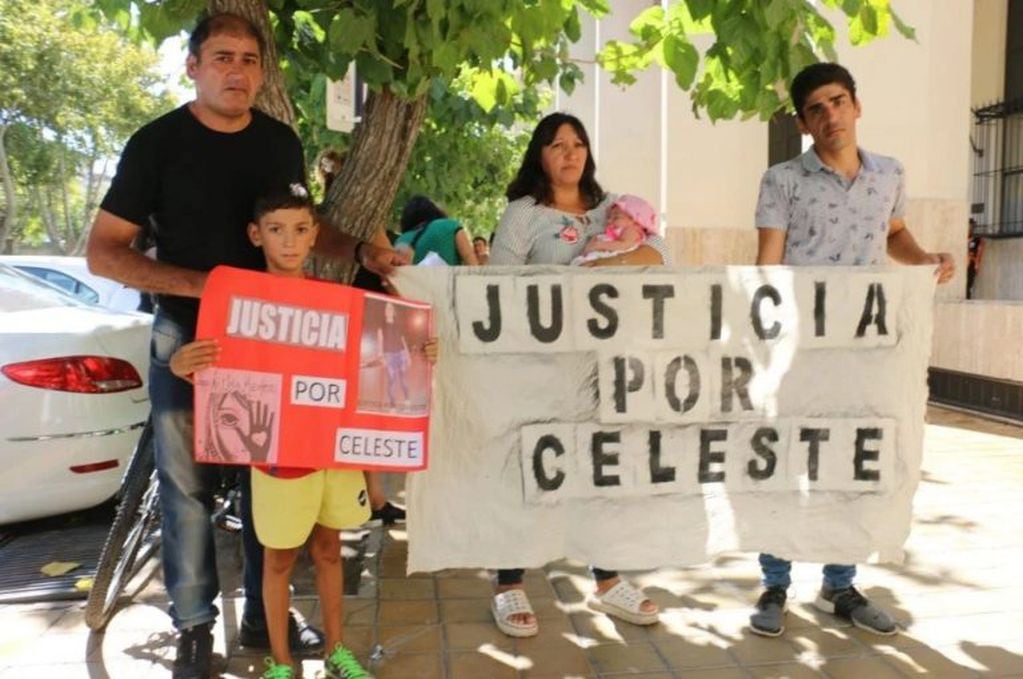 Familiares de Celeste Luna marcharon hasta el palacio de justicia de San Juan.