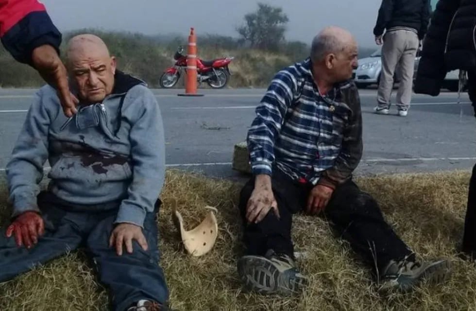 Raúl Méndez sentado a la izquierda, ensangrentado, es el mendocino que salvó su vida en el accidente en Tucumán.