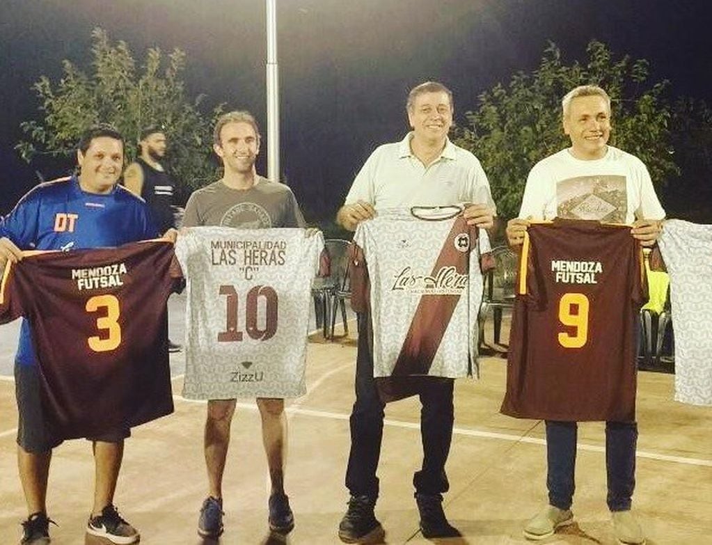 El intendente Daniel Orozco entregando material deportivo al equipo de Futsal de la Municipalidad del departamento, junto a Eduardo Martín y Mauricio Ginestar.