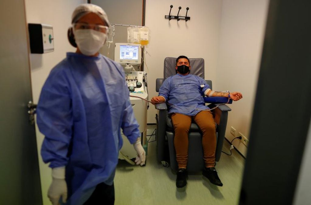 Tratamiento con plasma en el hospital El Cruce, de Florencio Varela. (REUTERS/Agustin Marcarian)