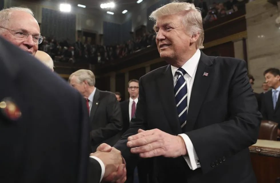 MCX99 WASHINGTON (ESTADOS UNIDOS) 01/03/2017.- El presidente de los Estados Unidos, Donald Trump (d), recibe la ovación de sus compau00f1eros de partido tras su discurso en el Congreso en Washington DC (Estados Unidos) ayer, 28 de febrero de 2017. Trump se ga