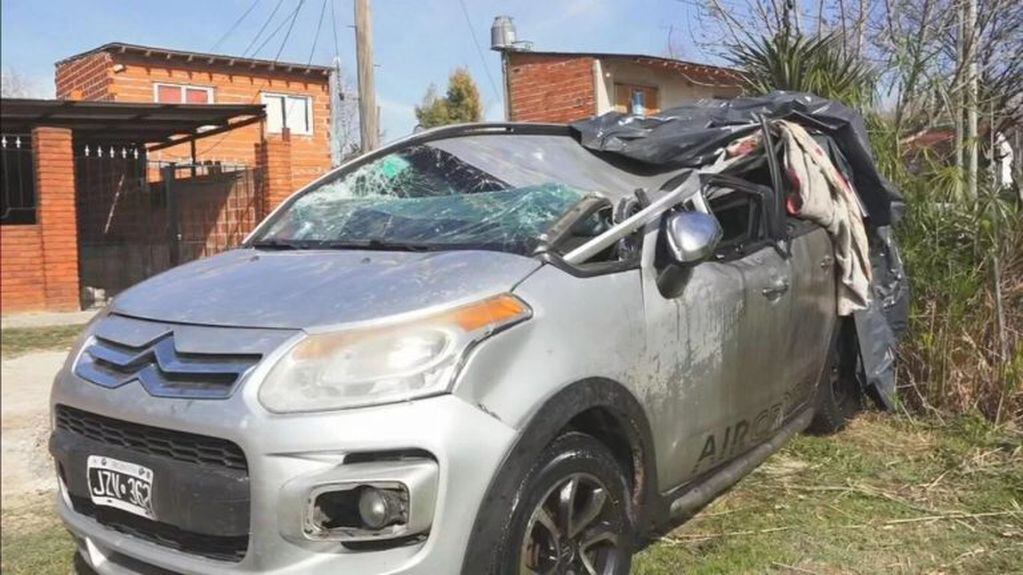 El auto que fue aplastado por un camión en la Panamericana. (web)
