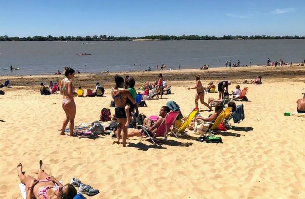 Los bañistas fueron a pasar el feriado a la costanera y se montó un operativo de control para evitar aglomeraciones. (@mauroyasprizza)