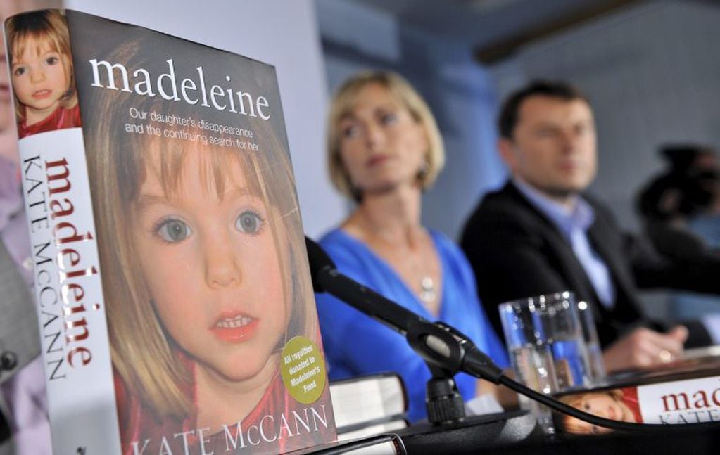 Kate y Gerry McCann muestran una copia del libro de Kate titulado "Madeleine", durante su presentación el 12 de mayo de 2011, en Londres. Crédito: EFE/Andy Rain.