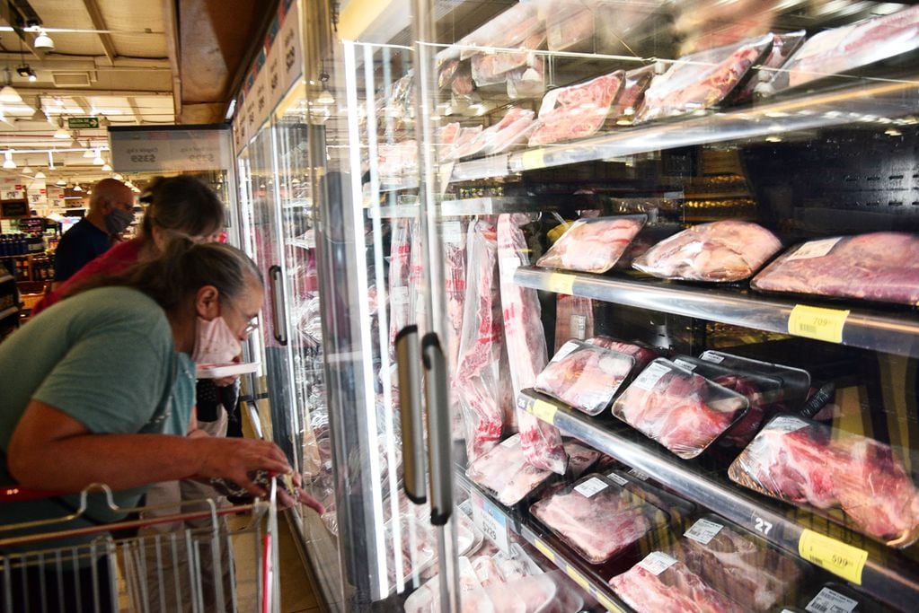 De compras en la góndola de carne envasada. (Foto: Pedro Castillo)