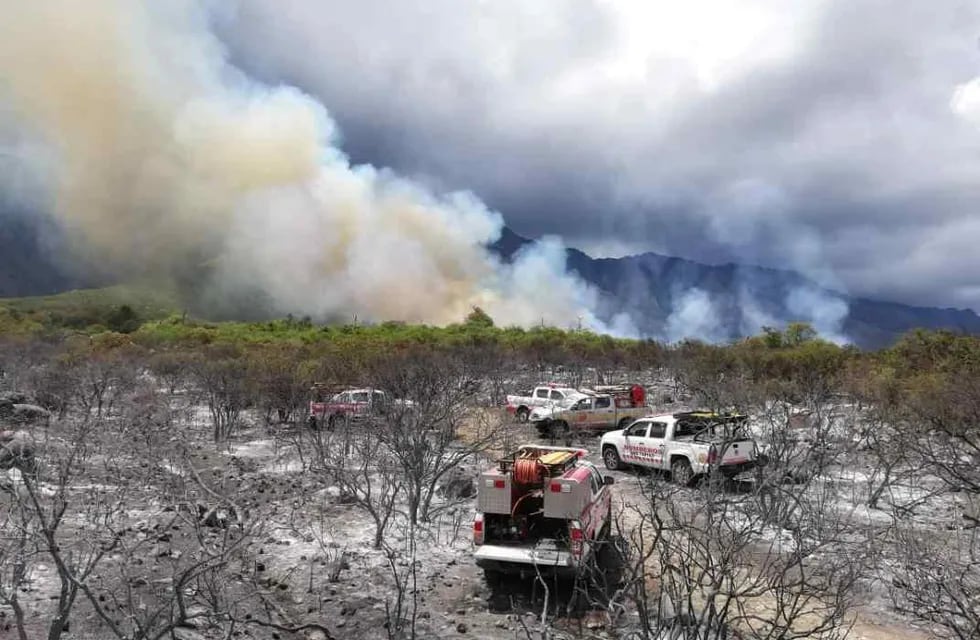 Los bomberos combaten un importante foco ígneo en Salsacate, al oeste de Córdoba.