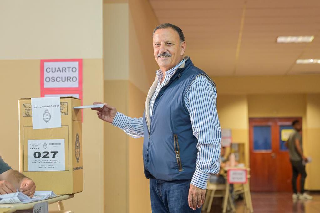 El gobernador riojano, Ricardo Quintela, ya votó en la elecciones generales.