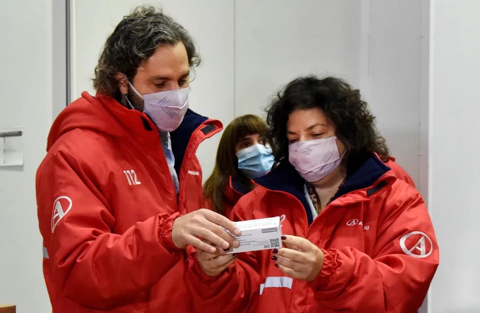 Santiago Cafiero y Carla Vizzotti, durante la recepción de casi 800 mil vacunas de Oxford/AstraZeneca liberadas por el fondo Covax de la OMS. (Presidencia)