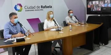 El intendente Luis Castellano, la Jefa de Gabinete, Amalia Gallantti y el subsecretario de Salud, Martín Racca, en videoconferencia con los concejales, anunciaron que se desarmarán los centros de aislamiento en los clubes.