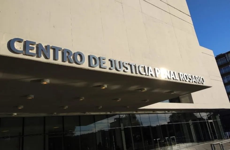 La audiencia de revisión de medidas cautelares se llevó a cabo en el Centro de Justicia Penal de Rosario. (Leandro Strappa)