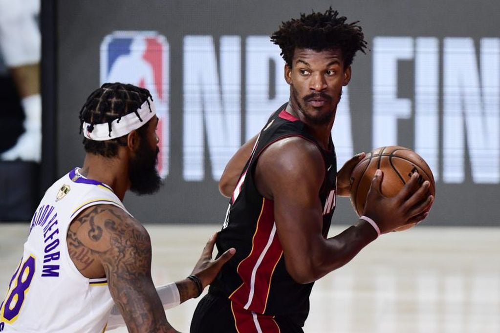 Jimmy Butler de los Miami Heat y Markieff Morris de Los Angeles Lakers (Douglas P. DeFelice/Getty Images/AFP)
