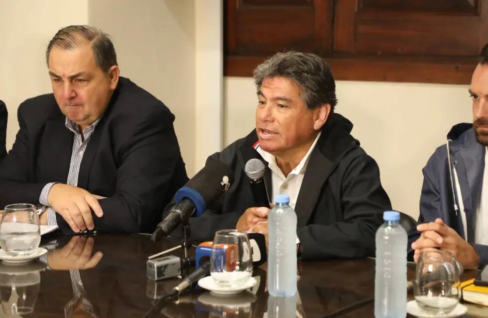 El secretario de Protección Civil de Santa Fe, Marcos Escajadillo, encabezó una conferencia de prensa por la emergencia hídrica en la provincia.