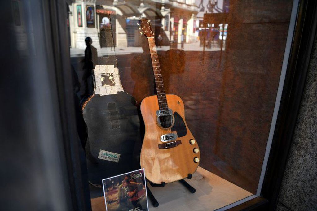 Adicionalmente, el instrumento se ha vendido con su funda original. (Foto: DANIEL LEAL-OLIVAS / AFP)
