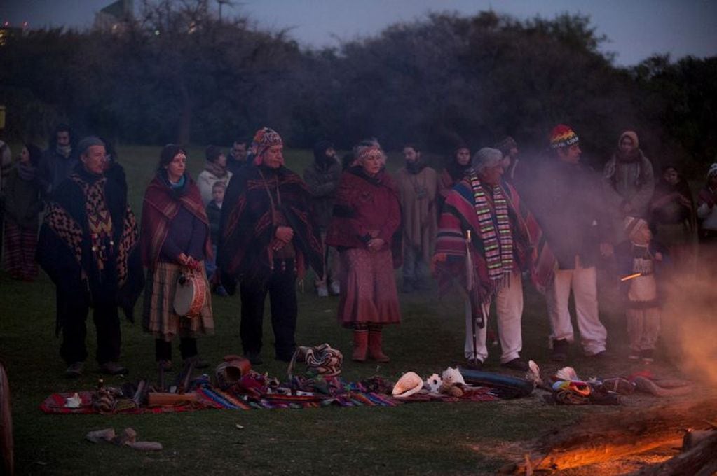 Inti Raymi. Todos los años se realiza esta ceremonia ancestral frente al Río de La Plata para recibir al invierno. (Foto: Rolando Andrade/Clarín)