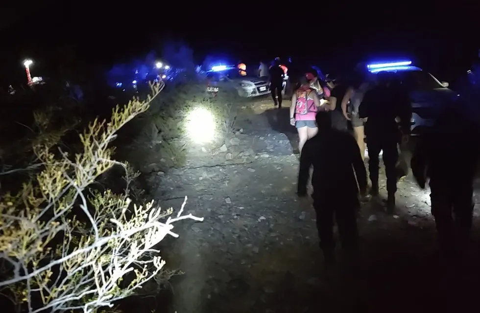 Rescataron a 25 personas desde un cerro en San Juan.