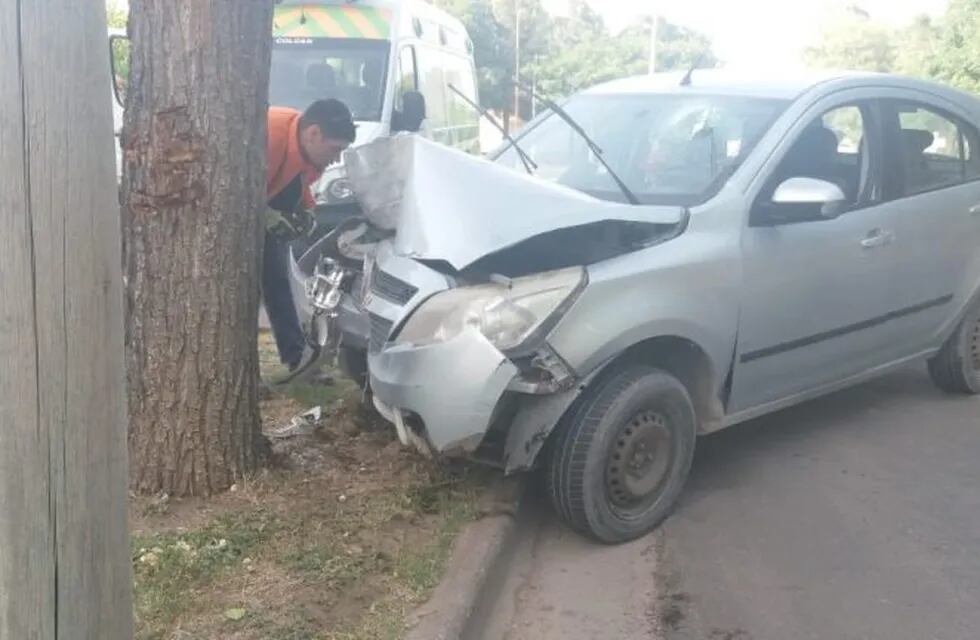 Un conductor que chocó contra un árbol se negó a realizar el test de alcoholemia